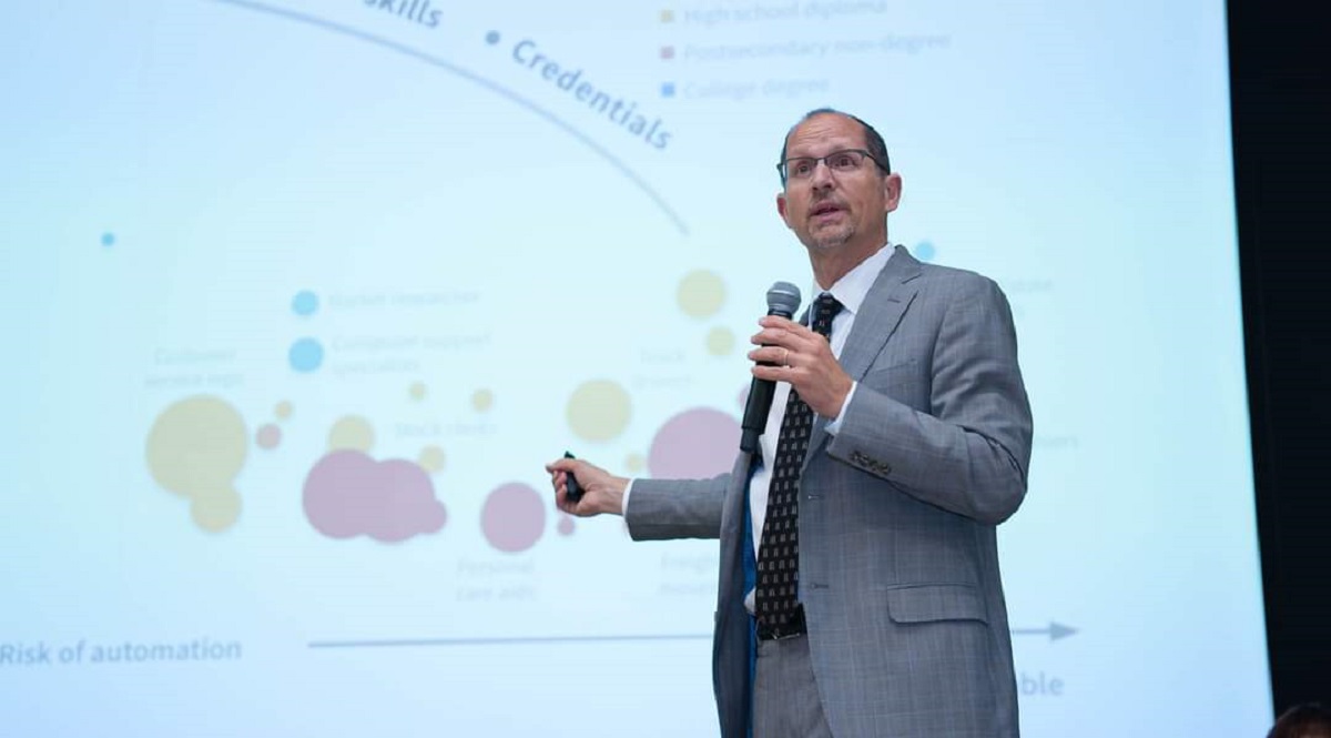 Главный исполнительный директор Coursera вручил сертификат студентке Altynsarin institute