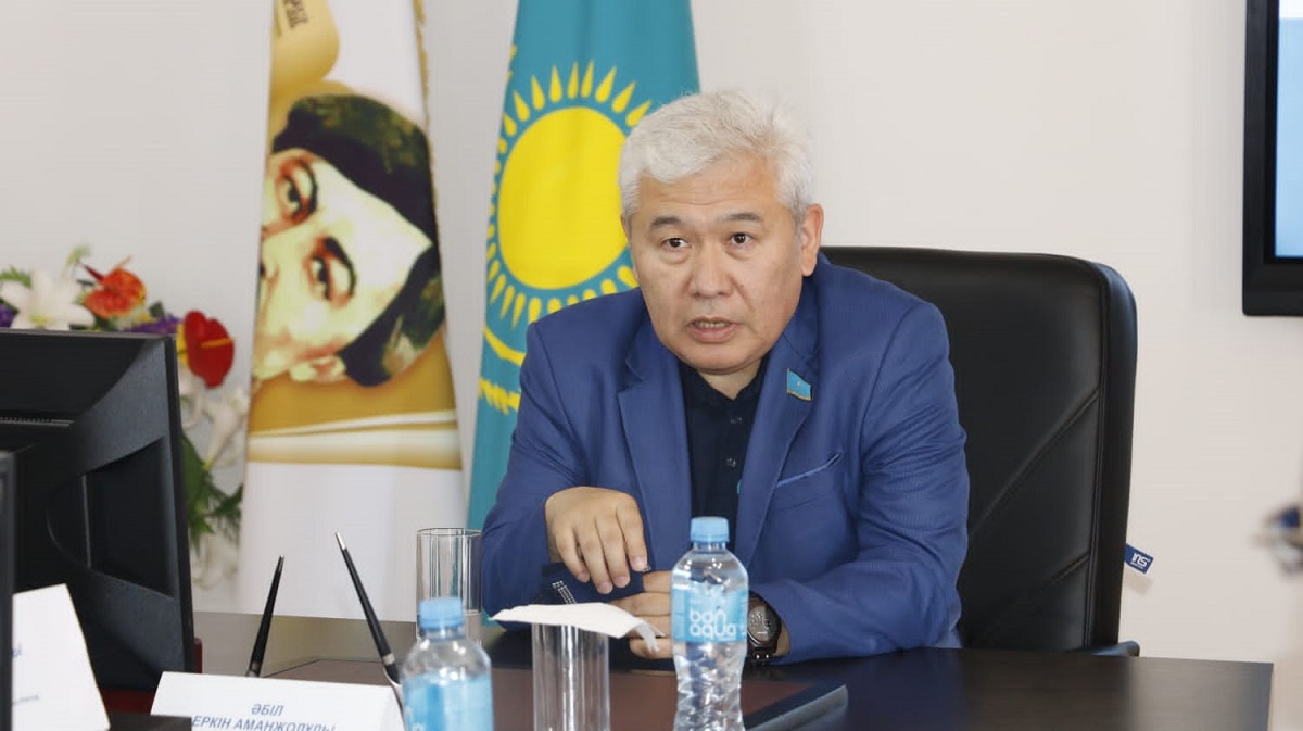 Депутат мажилиса встретился с коллективом Altynsarin institute